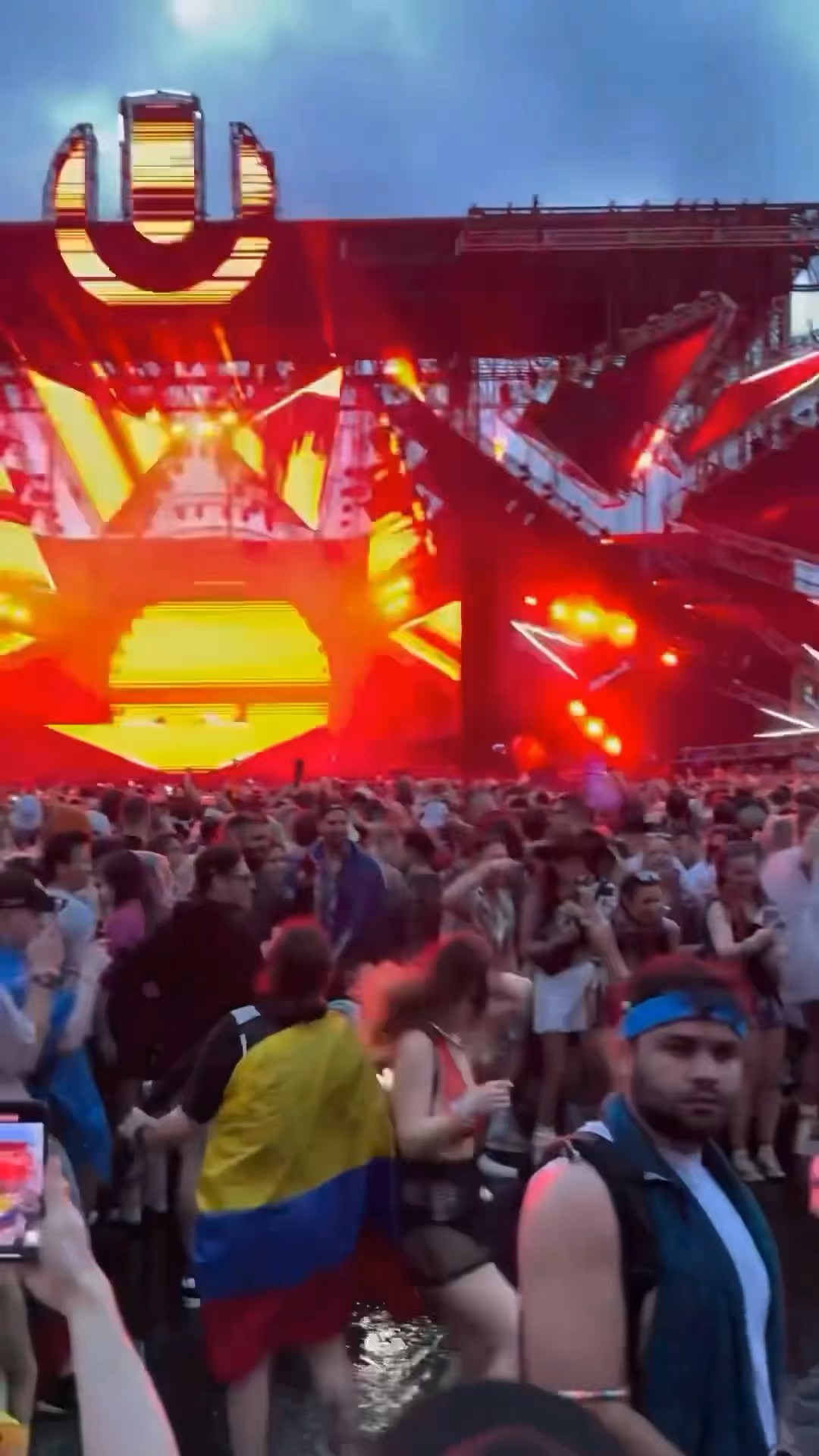 no raining on his parade ☔️ #ultra #ultramusicfestival #ultramiami