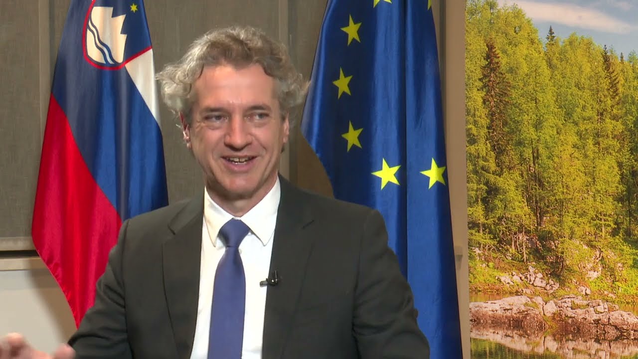قناة الجزيرة – روبرت جولوب – الثلاثاء 9:30 مساءً