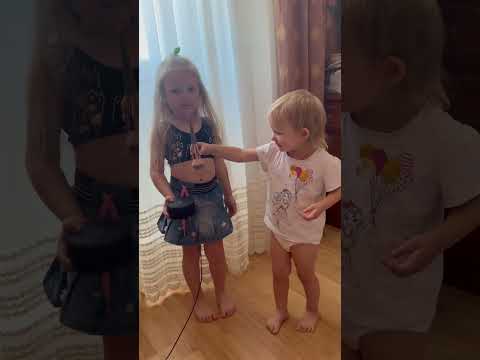 Ох уж эти девочки, которые танцуют под shorts 👧👧 #poli #сестра #танцы #алиса #дети