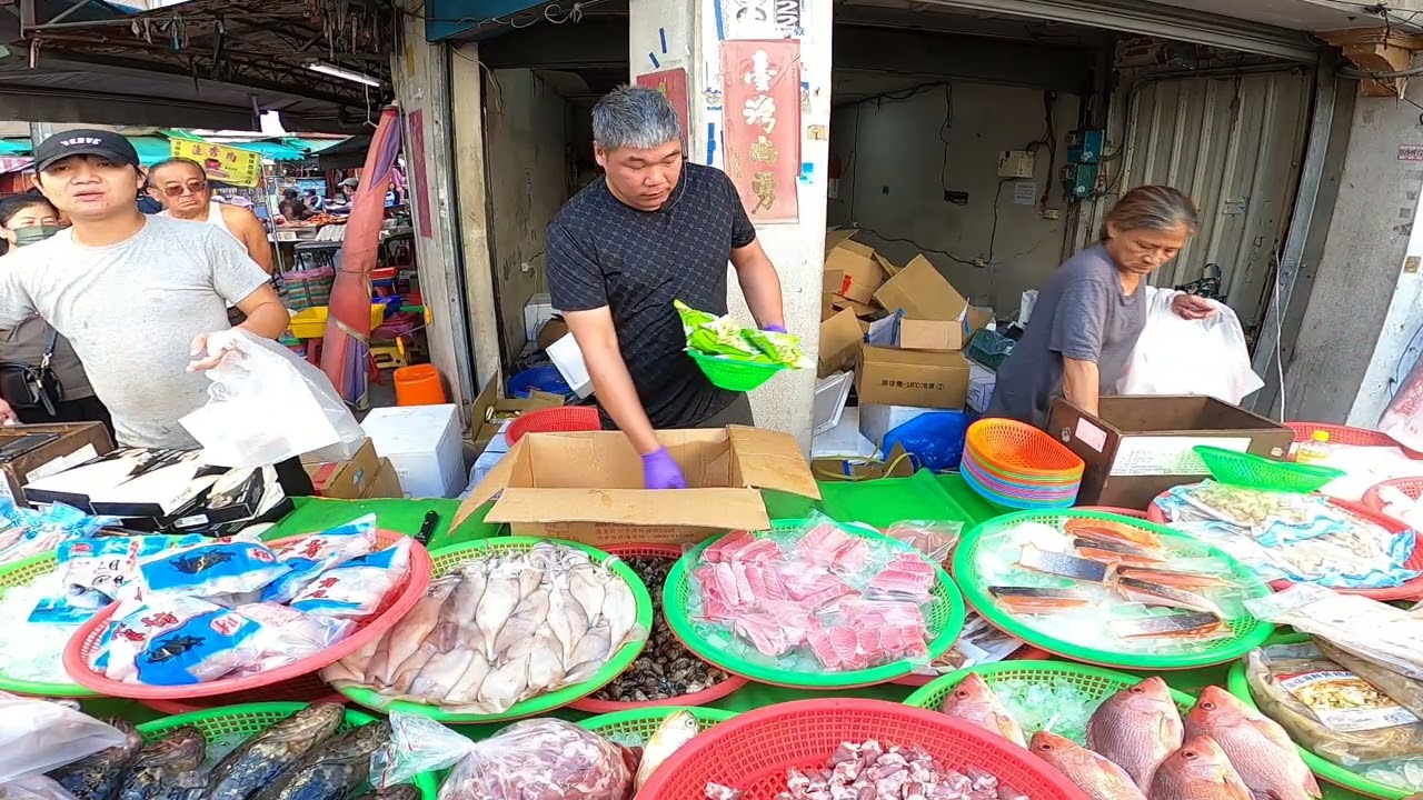 八點半還不到 後面剩不到10箱 這樣還能撐到9點半嗎 關廟市場 忠孝街50號 士官長海鮮叫賣 海鮮拍賣 叫賣哥 seafood auction