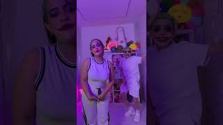 Kabrita y Angi bailando La Cinturita 😂 #shorts