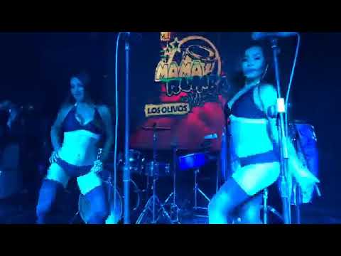 Sthephanie Venturo y Molly Yaneth bailando en discoteca