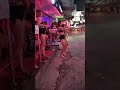 Тайские девчонки танцуют и стоят в сторонке. Причуды Таиланда ) #shorts