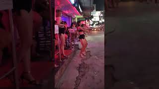 Тайские девчонки танцуют и стоят в сторонке. Причуды Таиланда ) #shorts