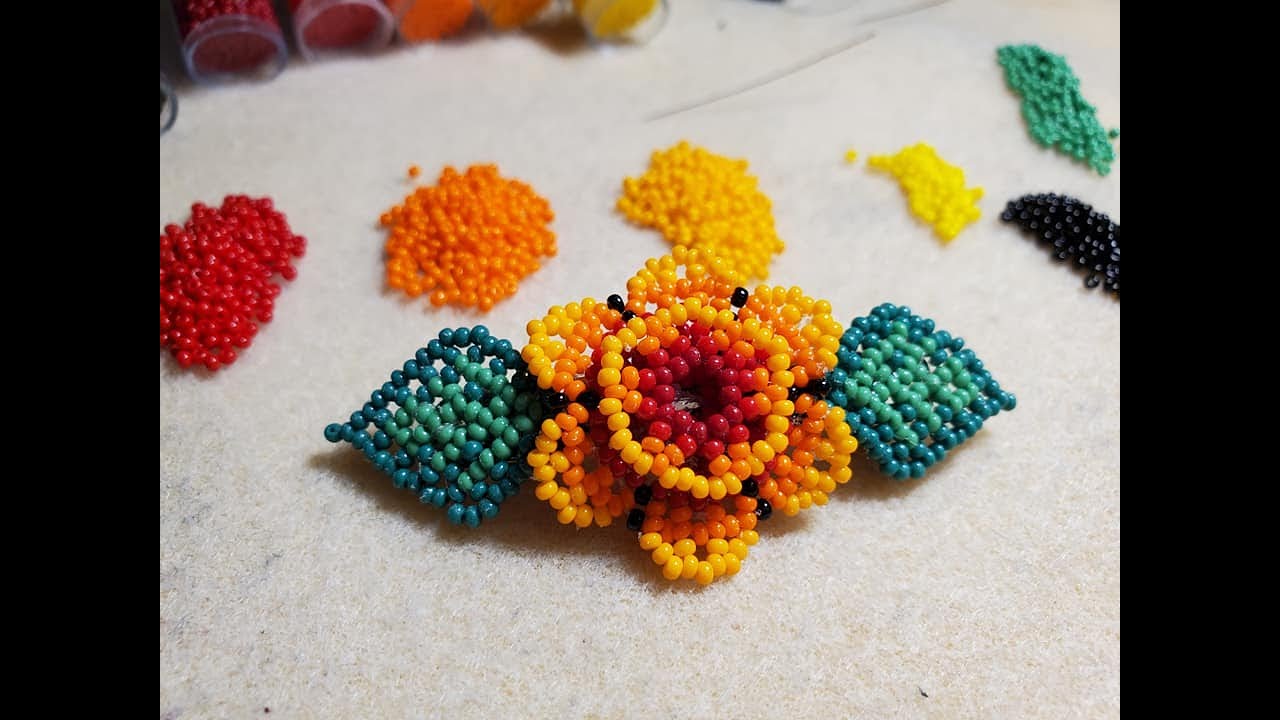 Broche para cabello con flor huichol