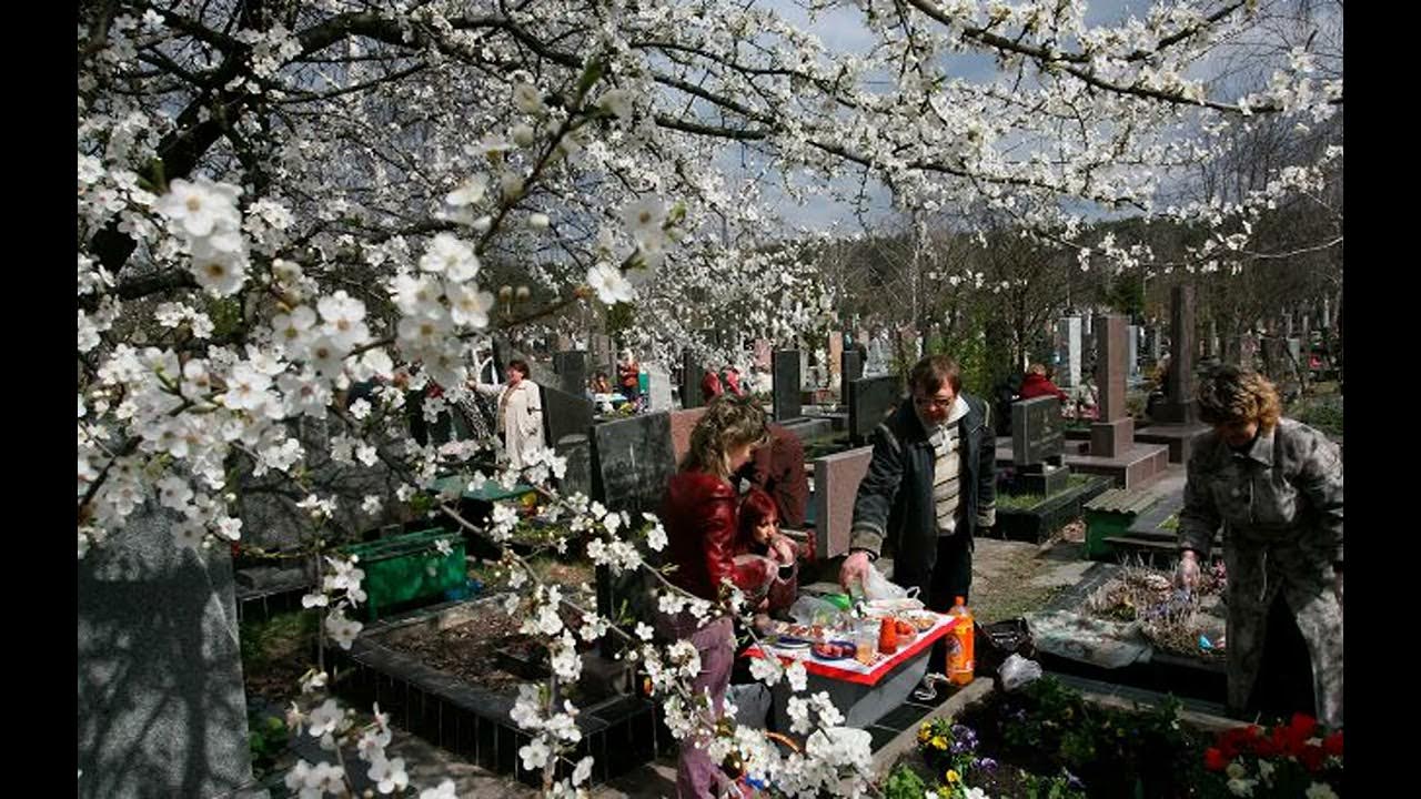 Посещение кладбища радоница. Семейные захоронения на кладбищах челябинска. Посещение кладбища. Посещение кладбища на радоницу. Православное кладбище на радоницу.