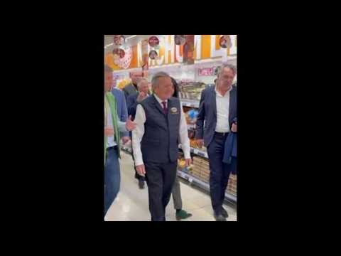 Video Schroeder al supermercato a Mosca (nel giorno del compleanno di Putin)