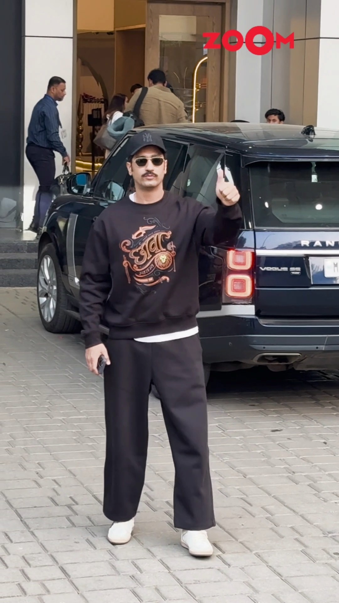Vicky Kaushal FLAUNTS his ‘Chhaava’ sweatshirt as spotted at the airport ? #vickykaushal #shorts