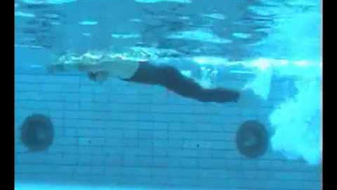 Упражнение звездочка в бассейне. Упражнение поплавок в бассейне. Стиль плавания баттерфляй. Фото обучение плаванию взрослых. Кроль плавание.