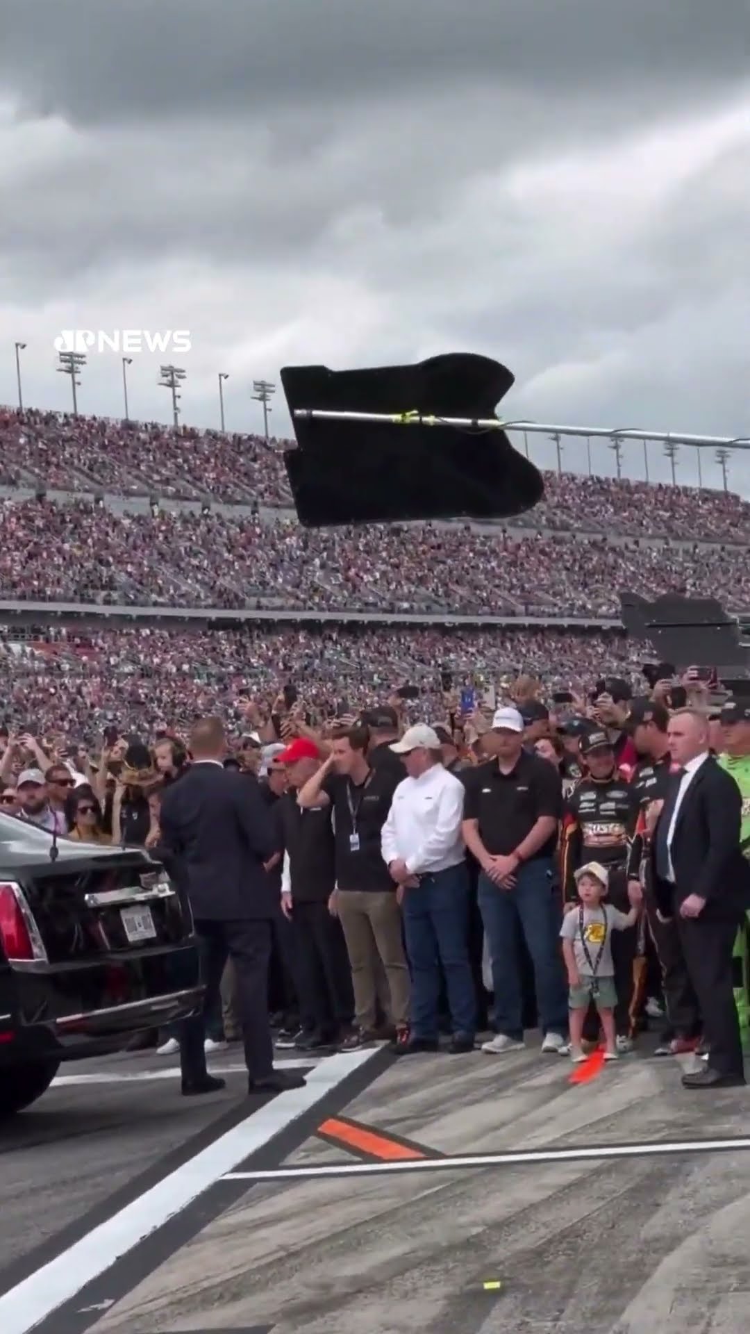 Trump é ovacionado na Daytona 500 e percorre circuito da Nascar em carro presidencial #shorts