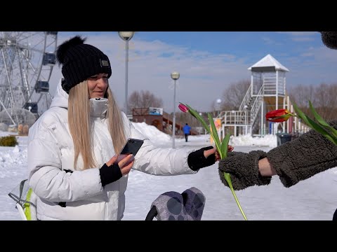 В Спутнике 8 марта традиционно вручали цветы на улицах