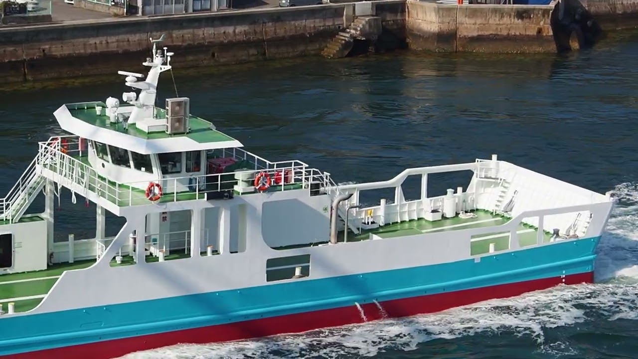 音戸の瀬戸を行き交う船(2026/１/16）これってフェリー？いいえ、河菜海運の自動車航送船「第八宝運丸」(呉船籍)「 A boat that crosses the Seto of Ondo」