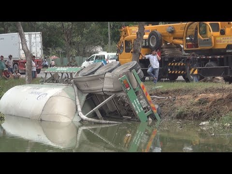 Video Xe đầu kéo lật ngang dưới mương nước sâu, tài xế kẹt... - youtube
