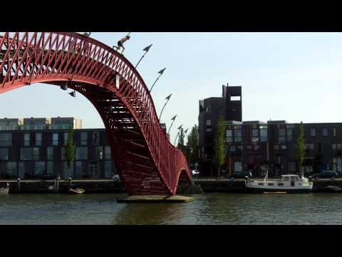 Arjan springt van de rode brug in Amsterdam
