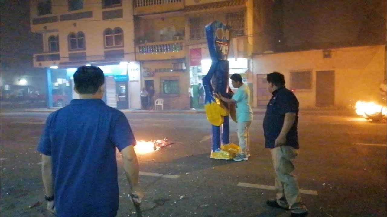Quema de año viejo Guayaquil-suburbio 🍻🥳 Adiós 2024 y bienvenido 2025🍾🧨🎊