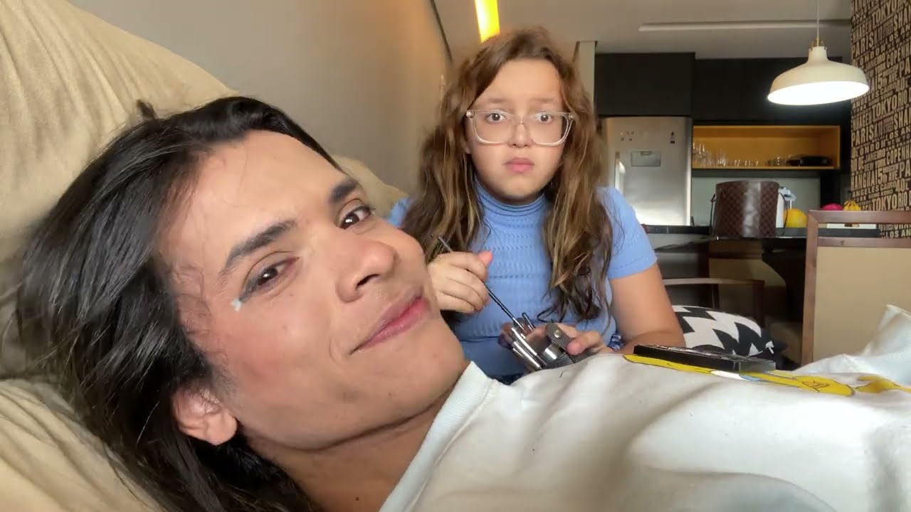 ASMR Lorena tentando fazer maquiagem denovo em mim