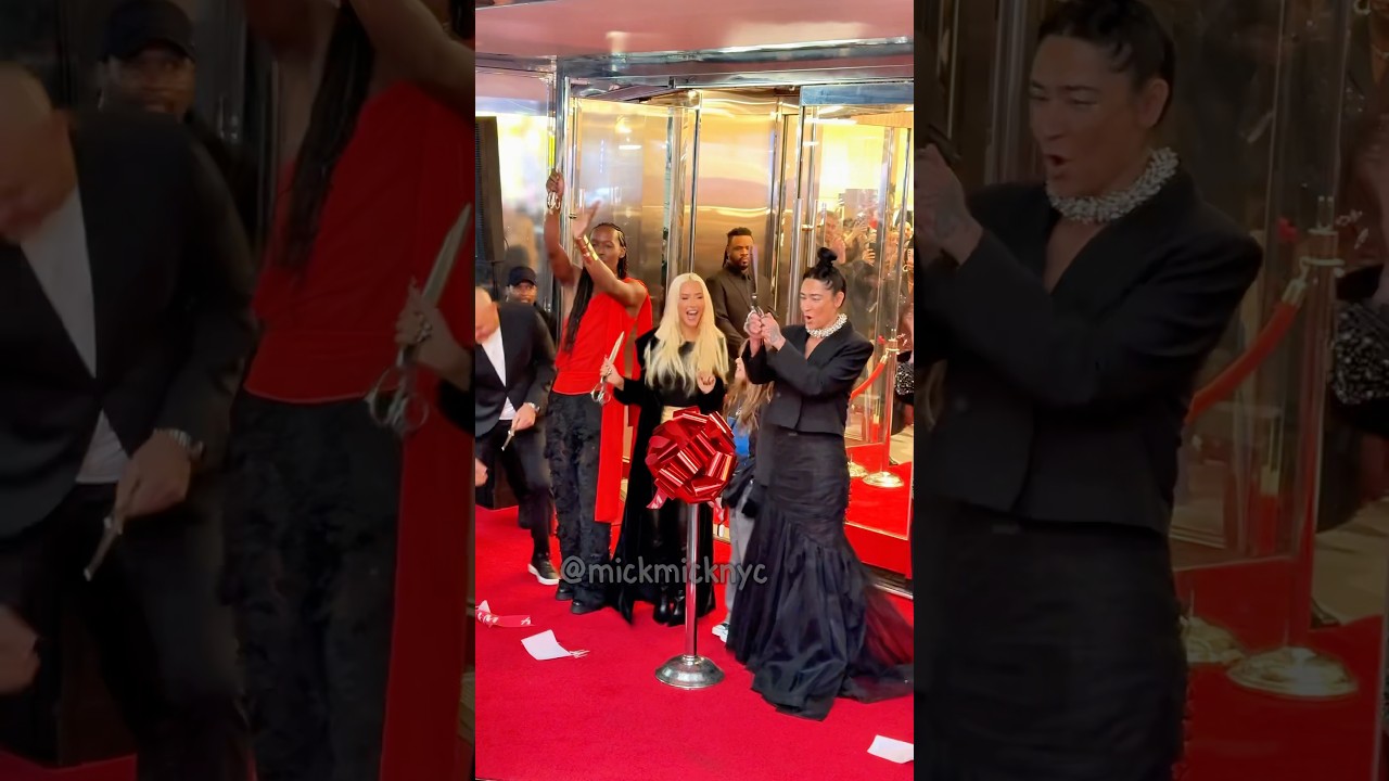 Christina Aguilera opening the new H&M store in Times Square 🥳