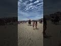 Policía montada dispersa multitud en celebraciones del 4 de Julio en Newport Beach