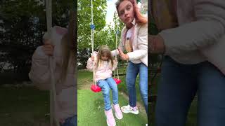 👧🏻 Mama e cea mai BUNĂ în PARC #dance 😵💫 Who is More fun in the park 😎 Mom or Dad ? #shorts