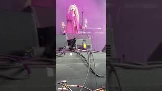 Sabrina Carpenter: God is a woman (Live at Qtopia Festival)