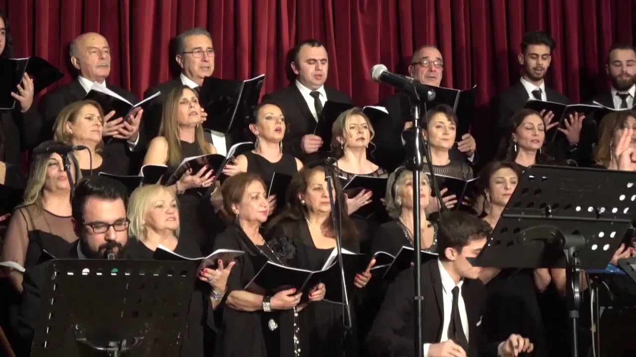 Yollarına gül döktüm