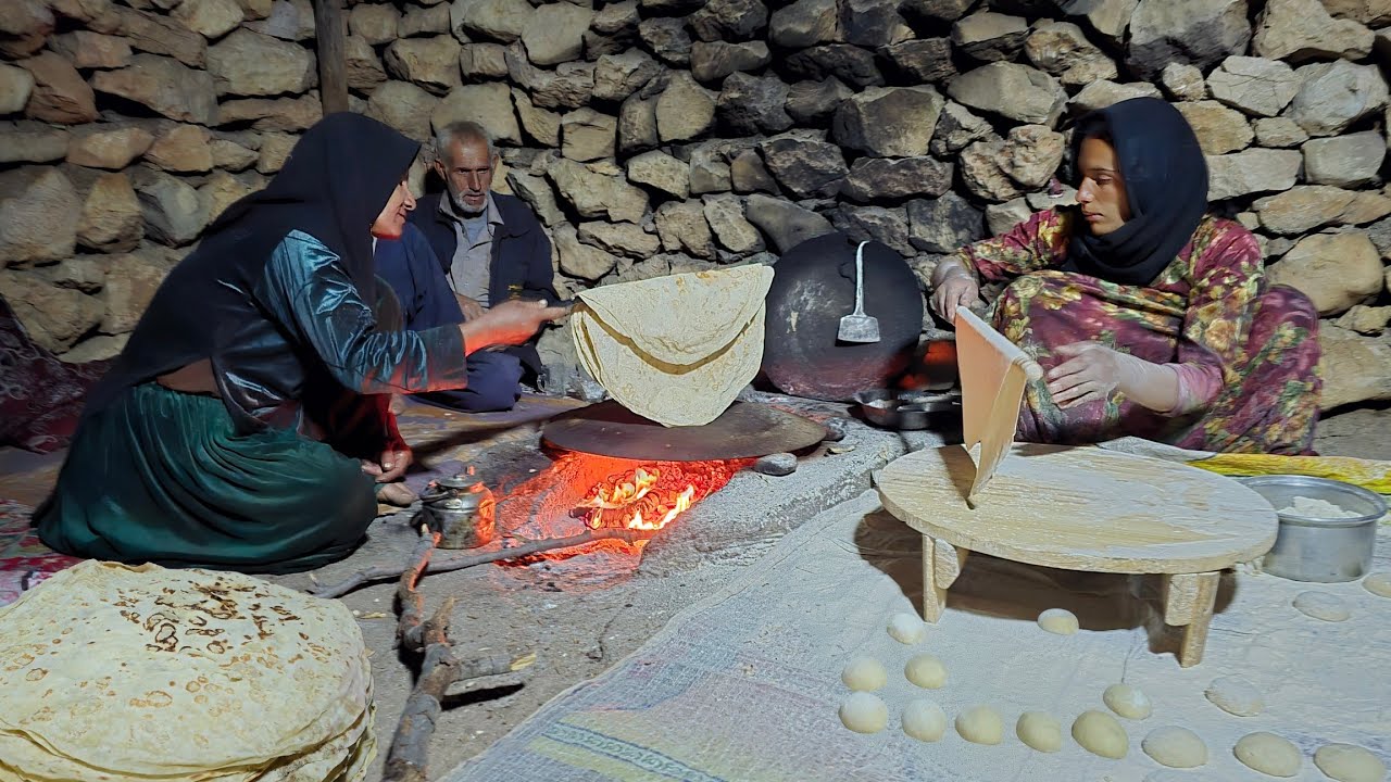 Жизнь иранских кочевников: выпечка местного хлеба на огне от Nomadic Girl на природе