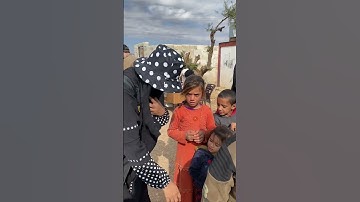 Zaskia adya mecca dan Indadari mengunjungi Camp Pengungsian North Sy ri4, menyampaikan peluk hangat.