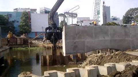 Nhổ cừ larsen 12m - Cầu Bông - Bình Thạnh