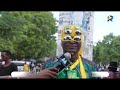 MBWEMBWE ZA MASHABIKI WA YANGA BAADA YA KUONA BASI LA SIMBA LIKIWASILI UWANJANI MBWEMBWE ZA MASHABIKI WA YANGA BAADA YA KUONA BASI LA SIMBA LIKIWASILI UWANJANI