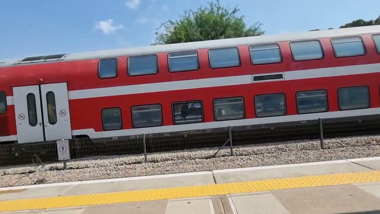 רכבות עוצרות ויוצאות וחולפות ברציפים בתחנת חדרה מערב יום ראשון 18.9.22