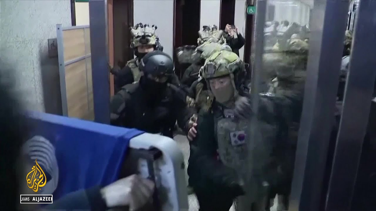 أزمة سياسية في كوريا الجنوبية، واعتقال ضباط شرطة