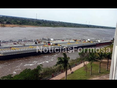 Formación de barcazas paraguayas a los golpes en la costa formoseña