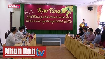Đồng chí Nguyễn Thị Kim Ngân trao quà Tết tại Bến Tre