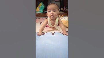 Schattige baby die leert kruipen laat je lachen #grappigekomedie #gelukkiggezin #grappigebaby