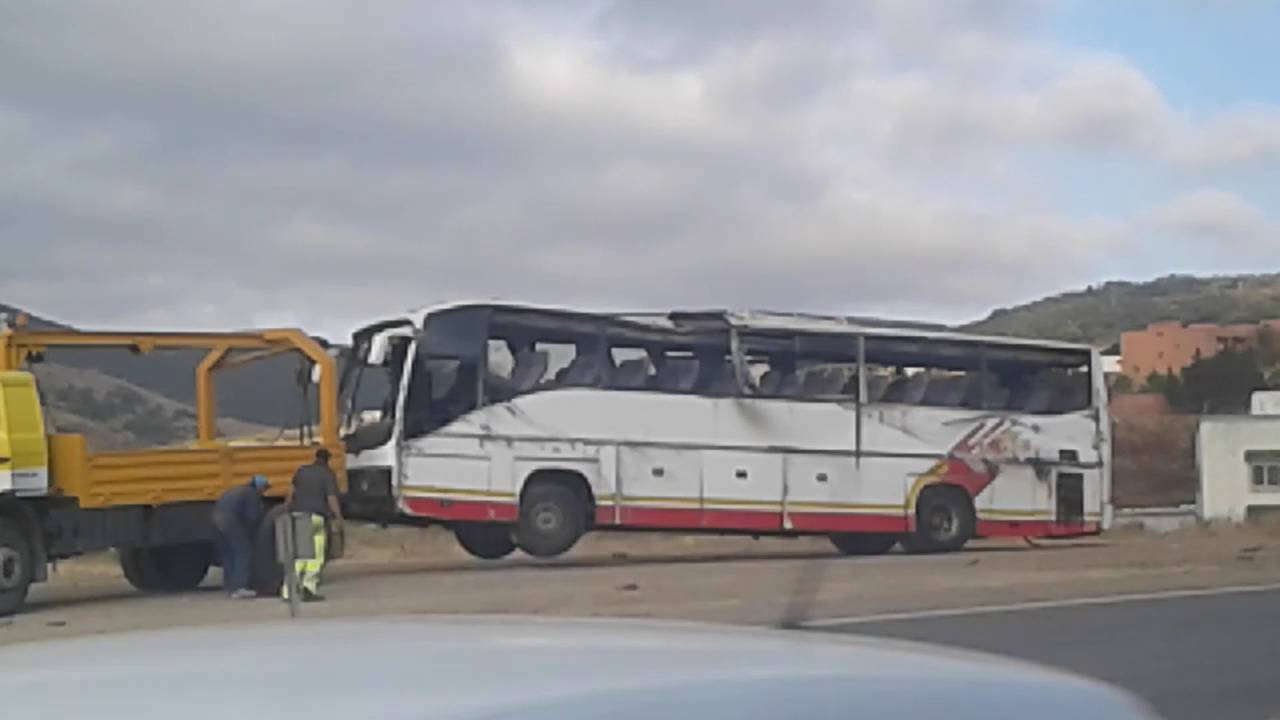 انقلاب الحافلات والسيارات بمنعرج عين الحصن الخطير بتطوان