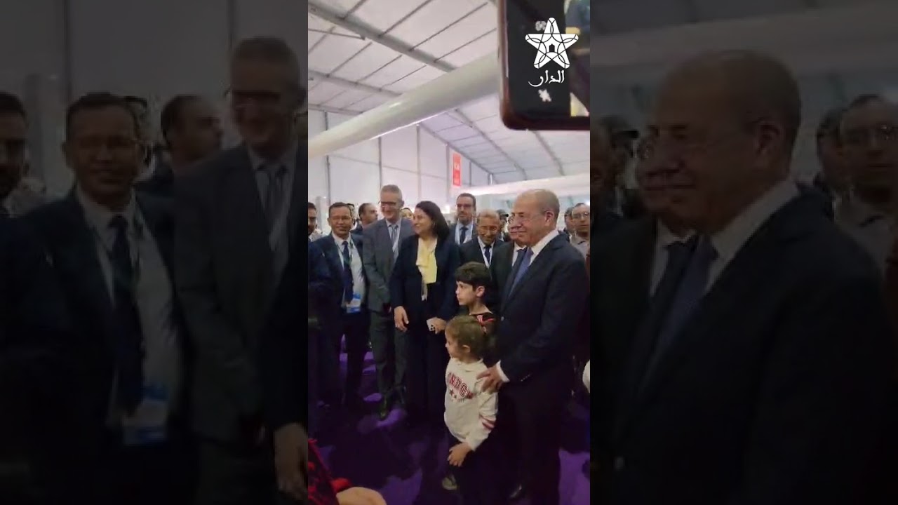 لقطات عفوية .. أطفال وسط السيام يلتقطون صور مع وزير الفلاحة