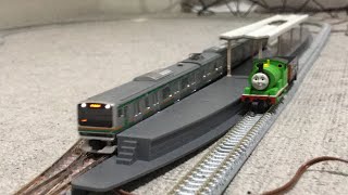 JR3両編成E231 1000系近郊電車(東海道線)ときかんしゃパーシー+スクラフィーが複線を走行♪周回遅れとなってしまったきかんしゃパーシー。折り返し運転をするE231 1000系！【Nゲージ】