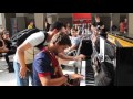 Deux inconnus jouent du piano dans la gare d Austerlitz