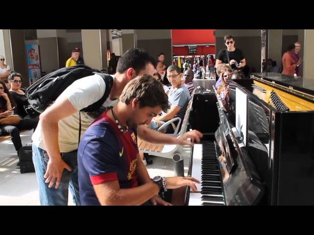 Deux inconnus jouent du piano dans la gare d'Austerlitz class=