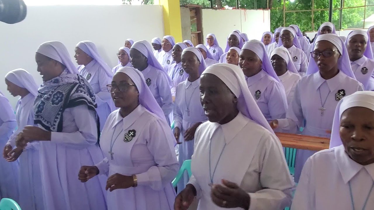 KWAYA YA MASISTA WA MT.GEMMA GALGANI WALIVYOIMBA KWA UMAHIRI WIMBO WA SHUKRANI, SIKUKUU YA WATAWA.