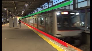 夜の北越谷駅を通過する東武伊勢崎線下り急行の東急5000系