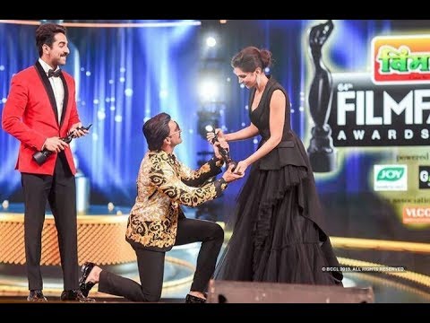 Deepika Padukone Present The Best Actor Critics Filmfare Award To Ranveer Singh 