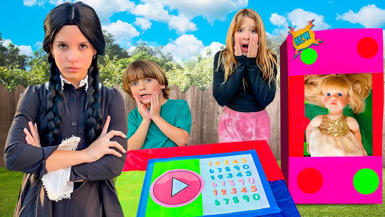 Toia e Ro em uma História Engraçada da Wandinha Addams que precisava de ...