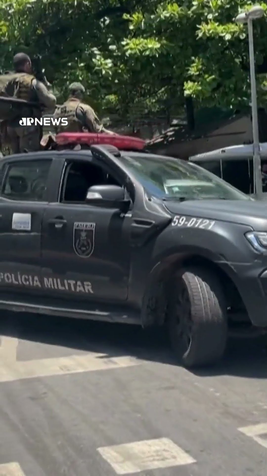 Polícia Militar realiza operação para desmantelar rede de tráfico de drogas na Rocinha, RJ #Shorts