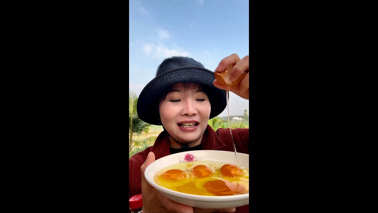 Em ăn thử trứng gà công nghiệp ăn sống so sánh có giống trứng gà sống của Nhật hay không và cái kết