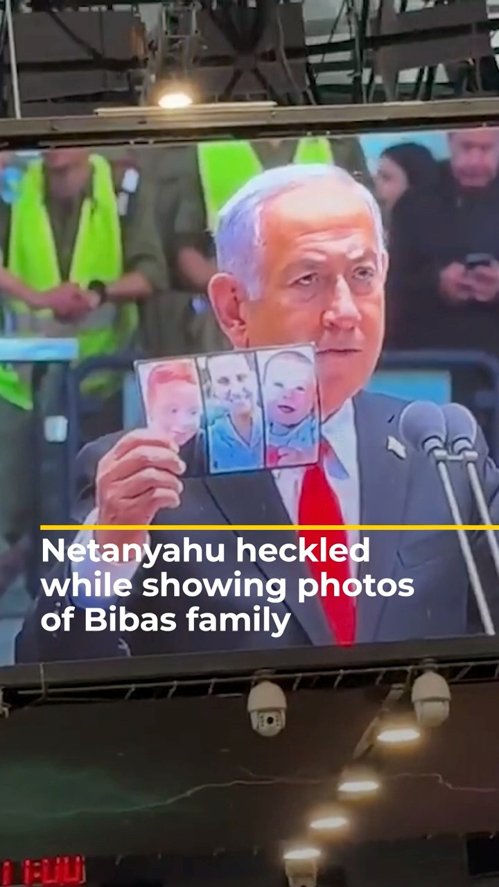 Netanyahu heckled while showing photos of Bibas family | AJ #shorts