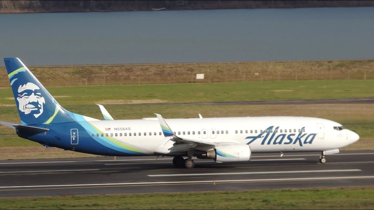 Alaska Airlines Boeing 737-800 [N558AS] takeoff from PDX - YouTube