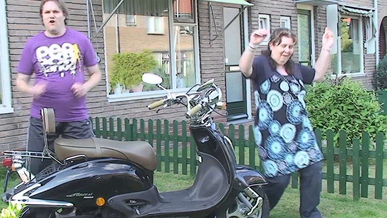 Problema estático desastre Zanger Rinus - Met Romana op de scooter [Remix] - YouTube