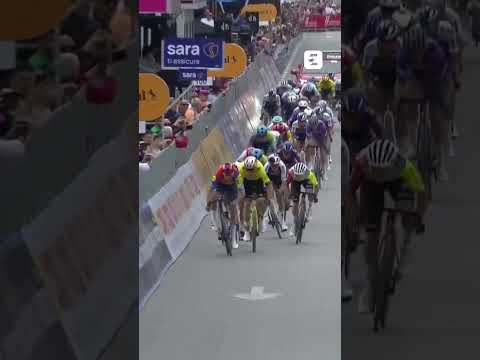 🚀🔥 Mads Pedersen surpuissant pour le premier sprint du Giro #shorts #cyclisme