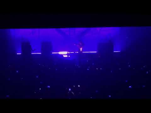 მერლინ მენსონს კონცერტზე დეკორაცია დაეცა